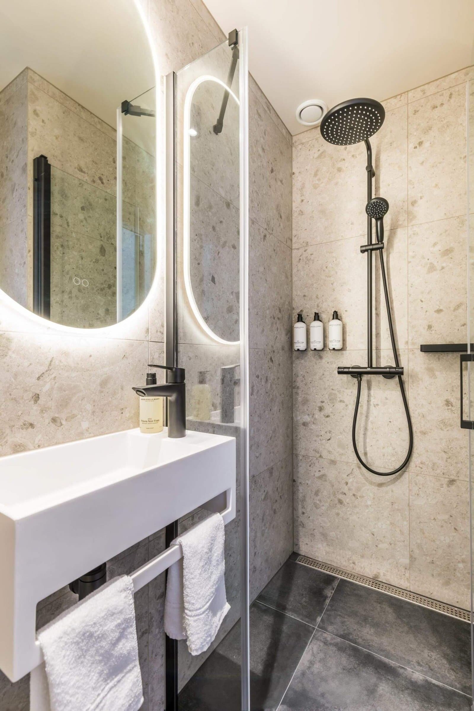 Hotel Bon Bon, Bon suite bathroom and shower
