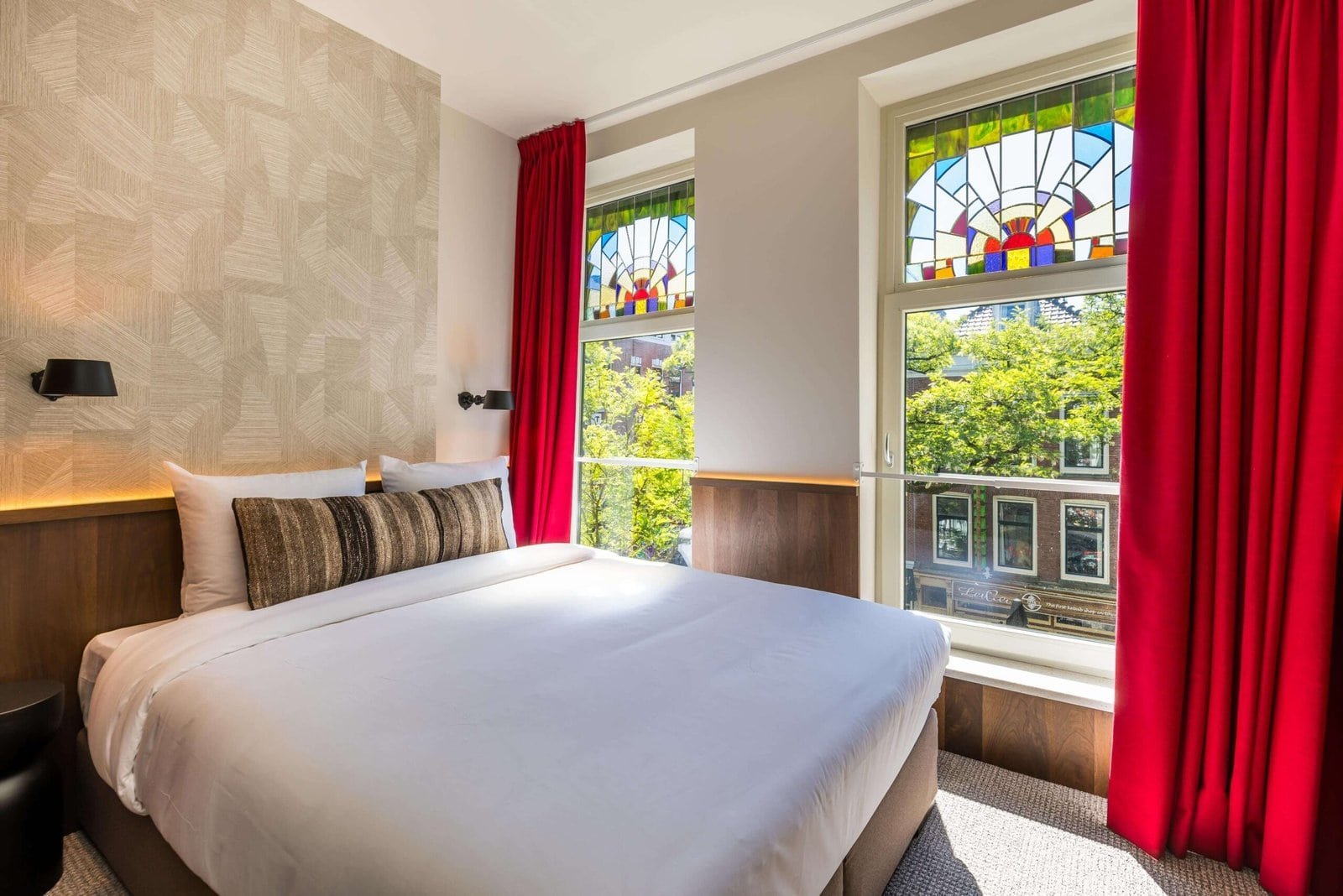 Hotel Bon Bon, Bon suite bed and windows
