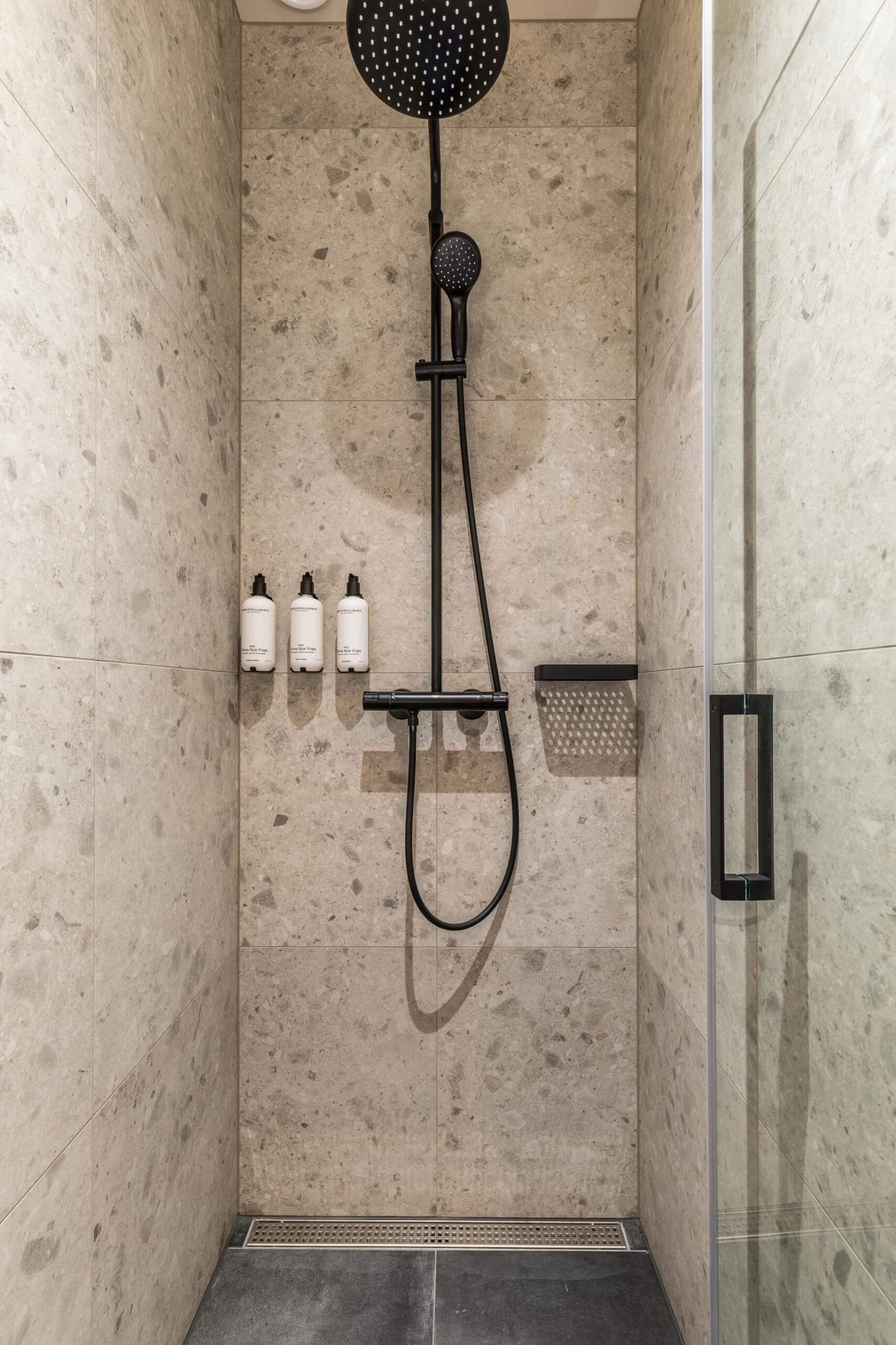 Hotel Bon Bon, Cosy suite shower
