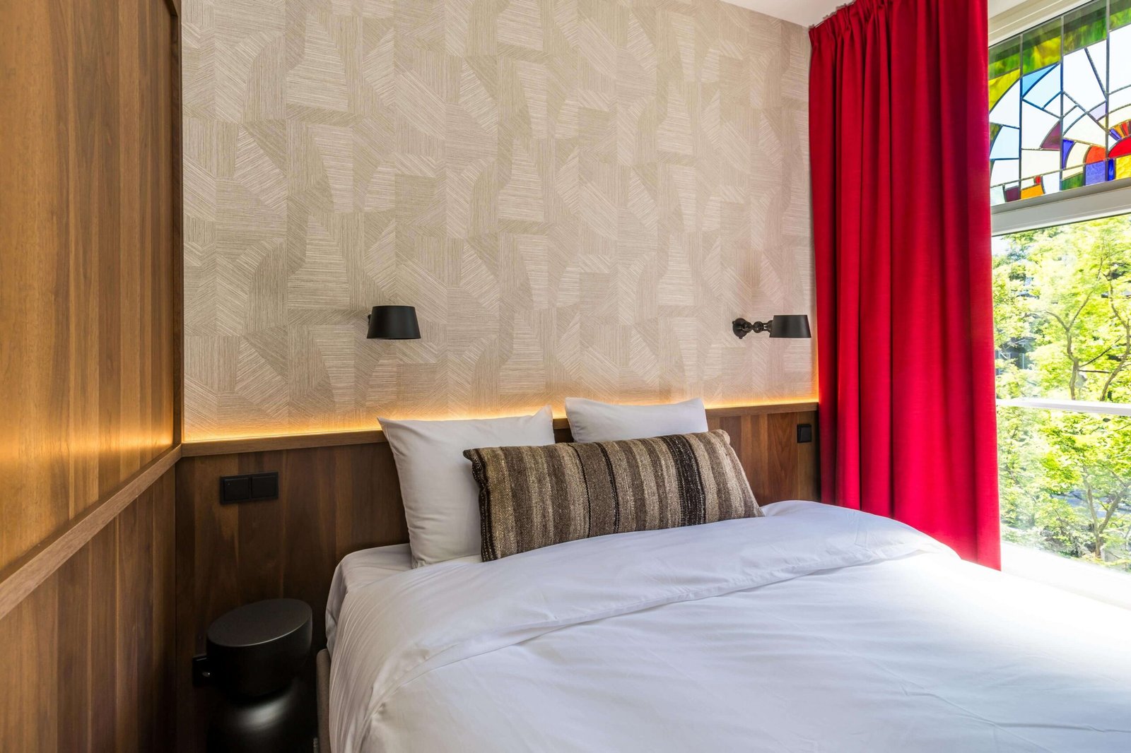 Hotel Bon Bon, Cosy suite bed and window